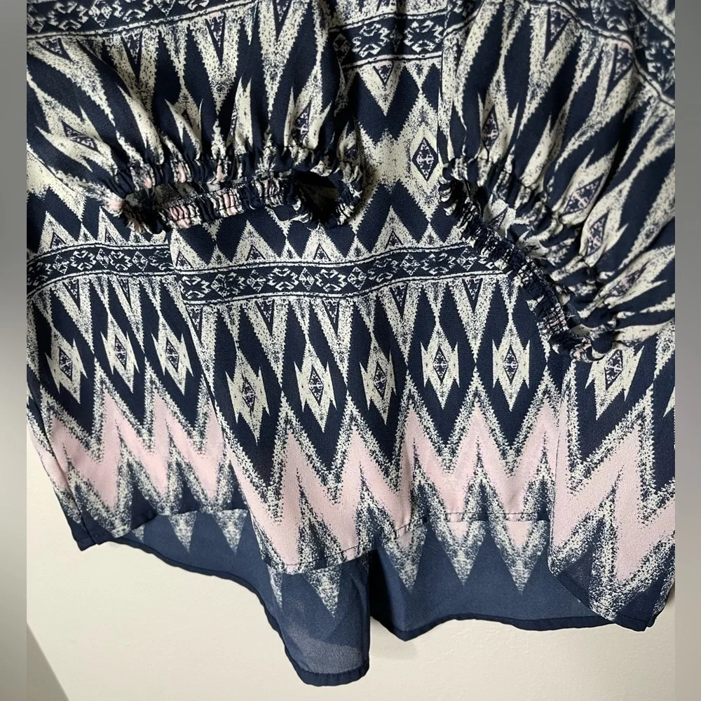 Jolt NWOT 3/4 Sleeve Hi-Low Chevron Blouse - Picture 4 of 7
